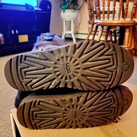 WOMEN'S UGG AUSTRALIA CHOCOLATE BROWN TRIPLE BAILEY BUTTONS SIZE 11 - Picture 8 of 8